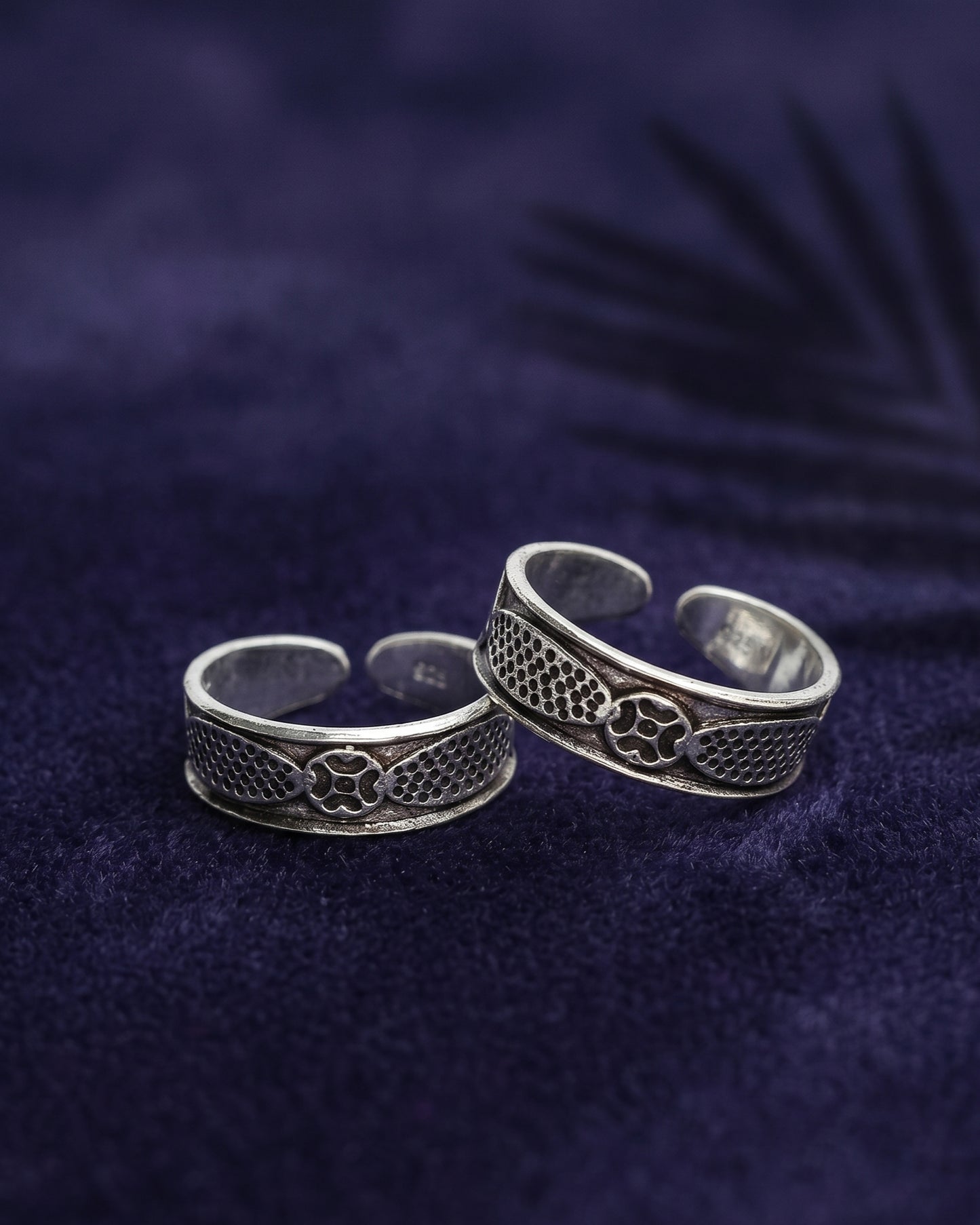 Textured Quatrefoil Toe Rings