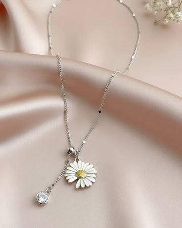Blooming Daisy Lariat Pendant