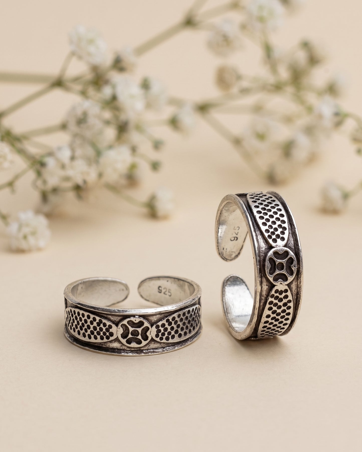 Textured Quatrefoil Toe Rings