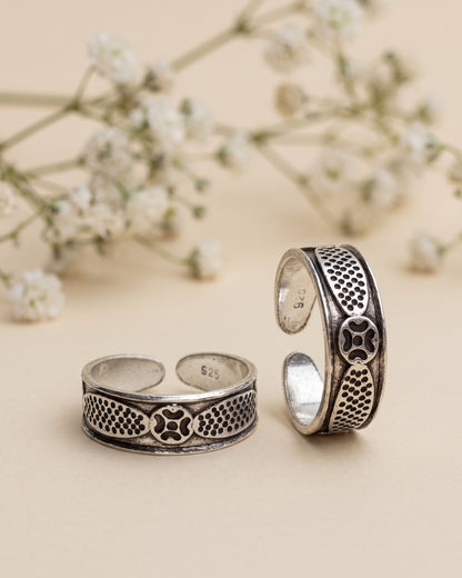 Textured Quatrefoil Toe Rings