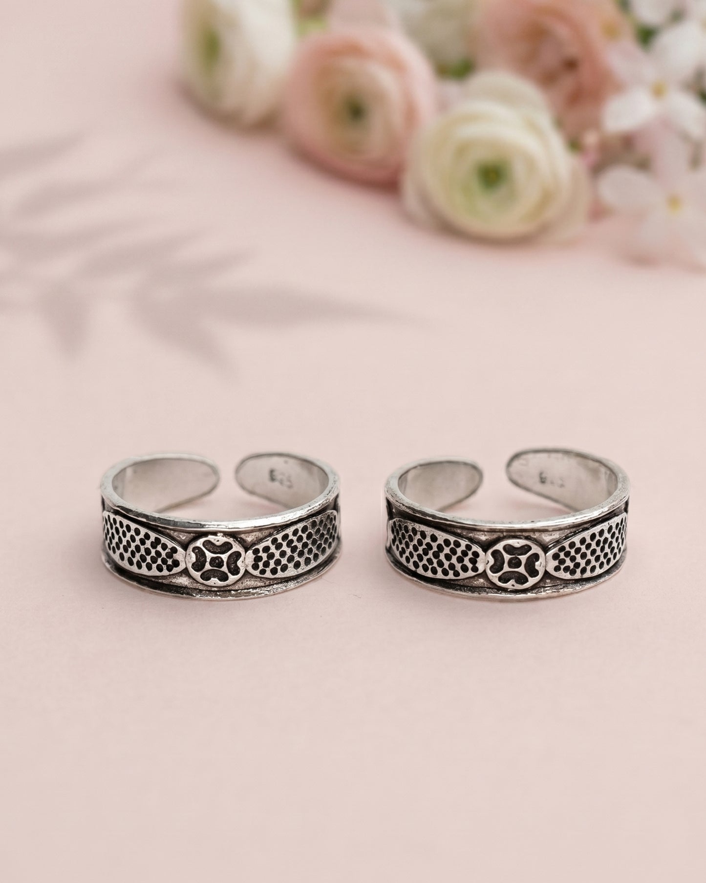 Textured Quatrefoil Toe Rings