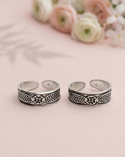 Textured Quatrefoil Toe Rings