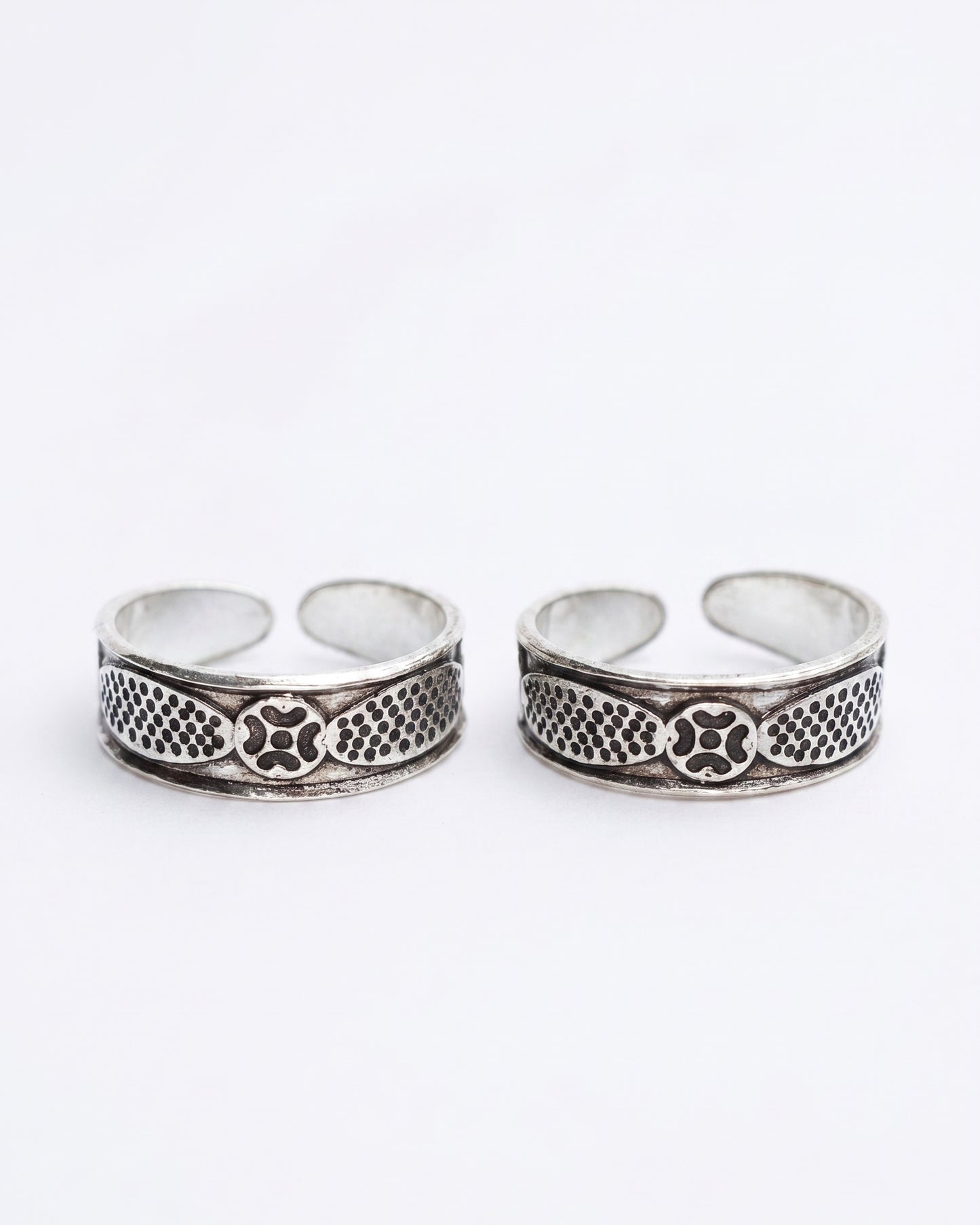 Textured Quatrefoil Toe Rings