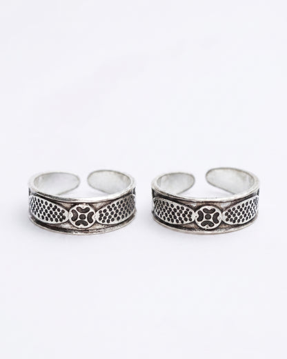 Textured Quatrefoil Toe Rings